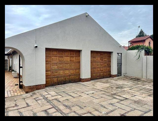 4 BEDROOM HOUSE FOR SALE IN ASTON MANOR